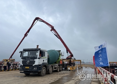 李埠長(zhǎng)江公鐵大橋項(xiàng)目南岸主塔施工啟幕，混凝土切割精準(zhǔn)推進(jìn)